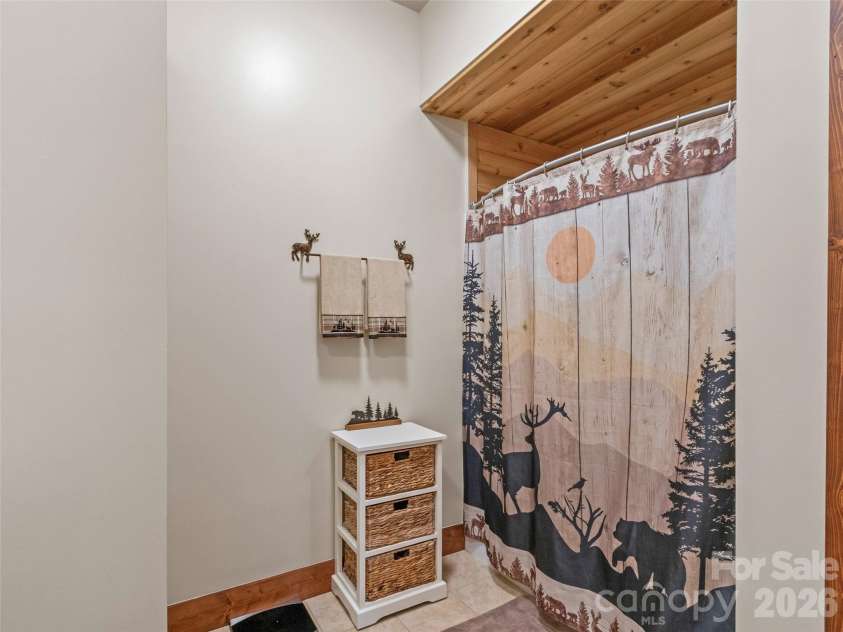 129 Apple Farm Road, Bakersville, NC 28705.  MLS# CAR4375301, YatesRealty ID 20926. 