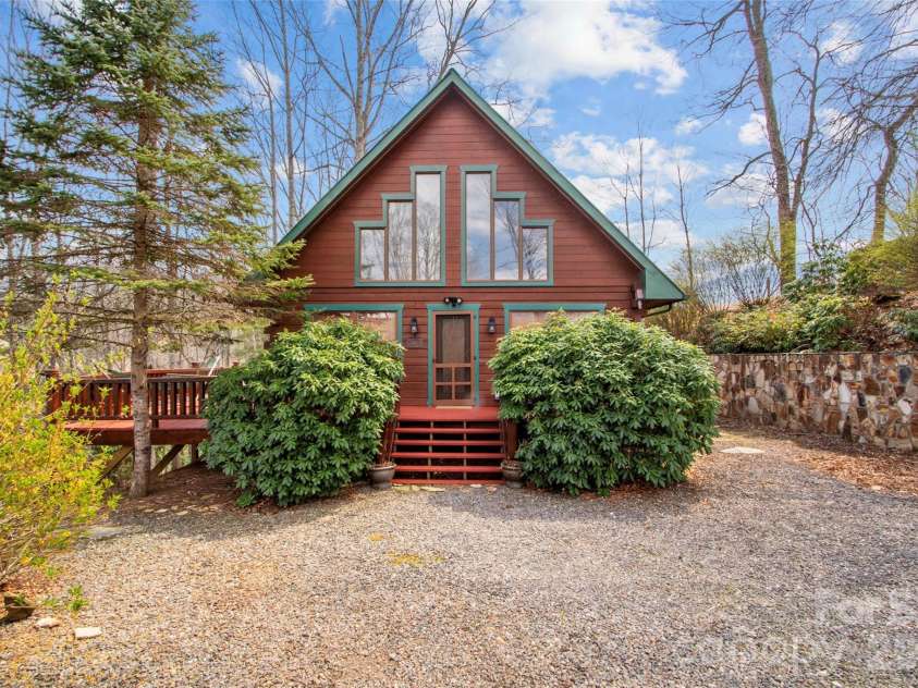 101 Jack Straw Lane, Burnsville, NC 28714.  MLS# CAR4372621, YatesRealty ID 20927. 