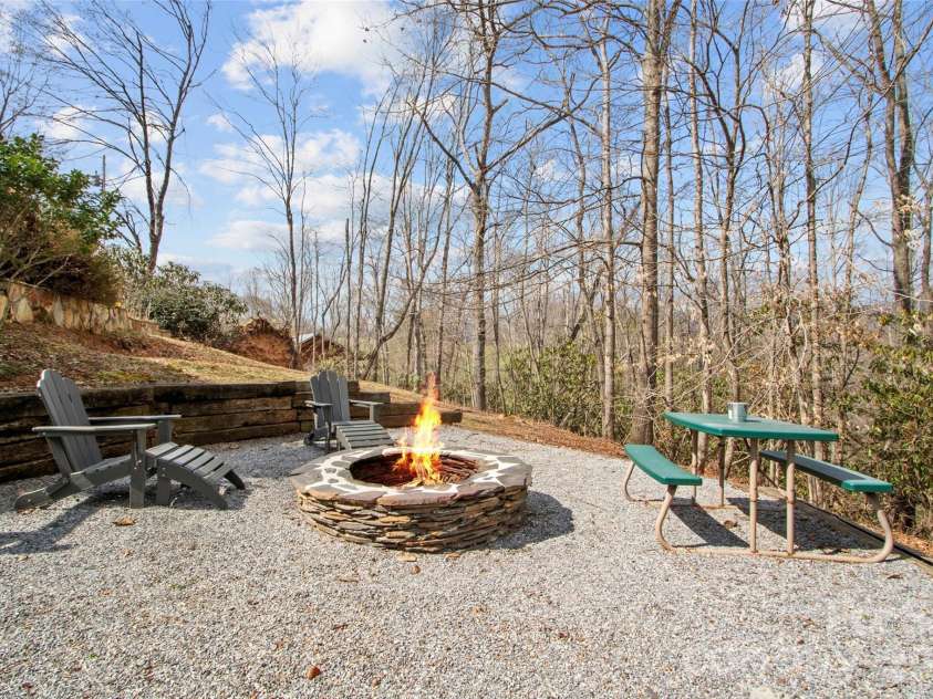 101 Jack Straw Lane, Burnsville, NC 28714.  MLS# CAR4372621, YatesRealty ID 20927. 