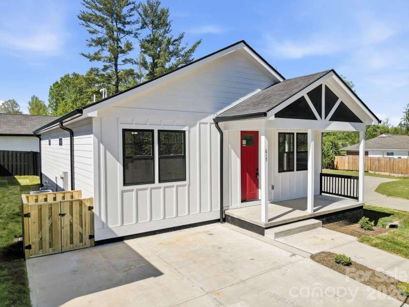 615 Allen Street, Hendersonville, NC 28739.  MLS# CAR4370775, YatesRealty ID 20928. 