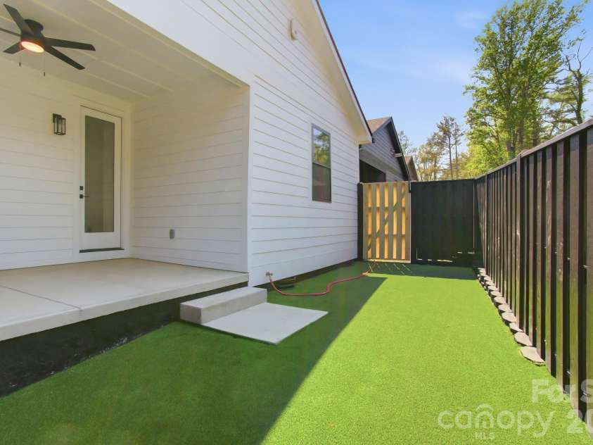 615 Allen Street, Hendersonville, NC 28739.  MLS# CAR4370775, YatesRealty ID 20928. 