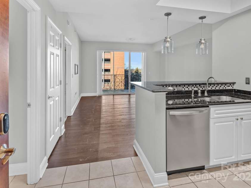 300 5th Street, Charlotte, NC 28202.  MLS# CAR4332845, YatesRealty ID 20929. 