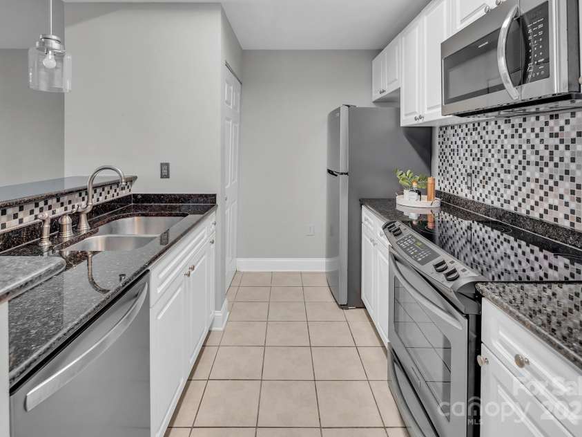 300 5th Street, Charlotte, NC 28202.  MLS# CAR4332845, YatesRealty ID 20929. 