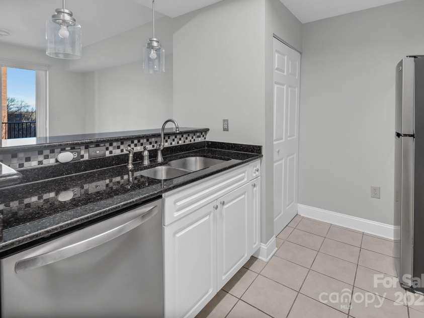 300 5th Street, Charlotte, NC 28202.  MLS# CAR4332845, YatesRealty ID 20929. 