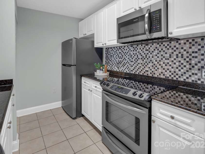 300 5th Street, Charlotte, NC 28202.  MLS# CAR4332845, YatesRealty ID 20929. 