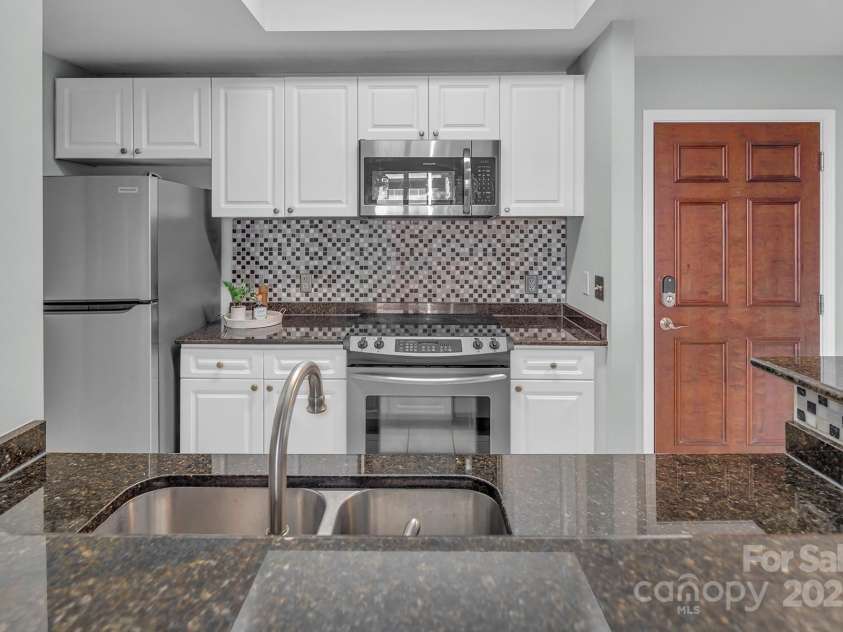 300 5th Street, Charlotte, NC 28202.  MLS# CAR4332845, YatesRealty ID 20929. 