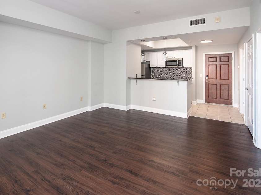 300 5th Street, Charlotte, NC 28202.  MLS# CAR4332845, YatesRealty ID 20929. 