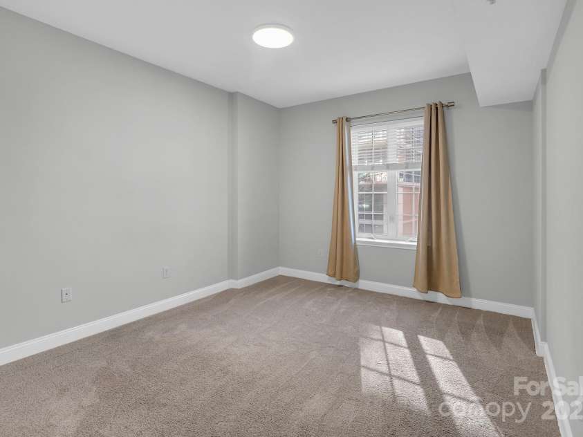 300 5th Street, Charlotte, NC 28202.  MLS# CAR4332845, YatesRealty ID 20929. 