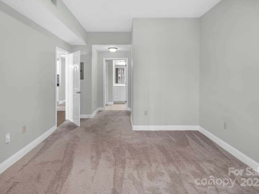 300 5th Street, Charlotte, NC 28202.  MLS# CAR4332845, YatesRealty ID 20929. 