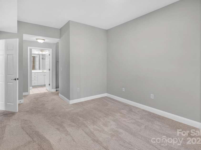 300 5th Street, Charlotte, NC 28202.  MLS# CAR4332845, YatesRealty ID 20929. 