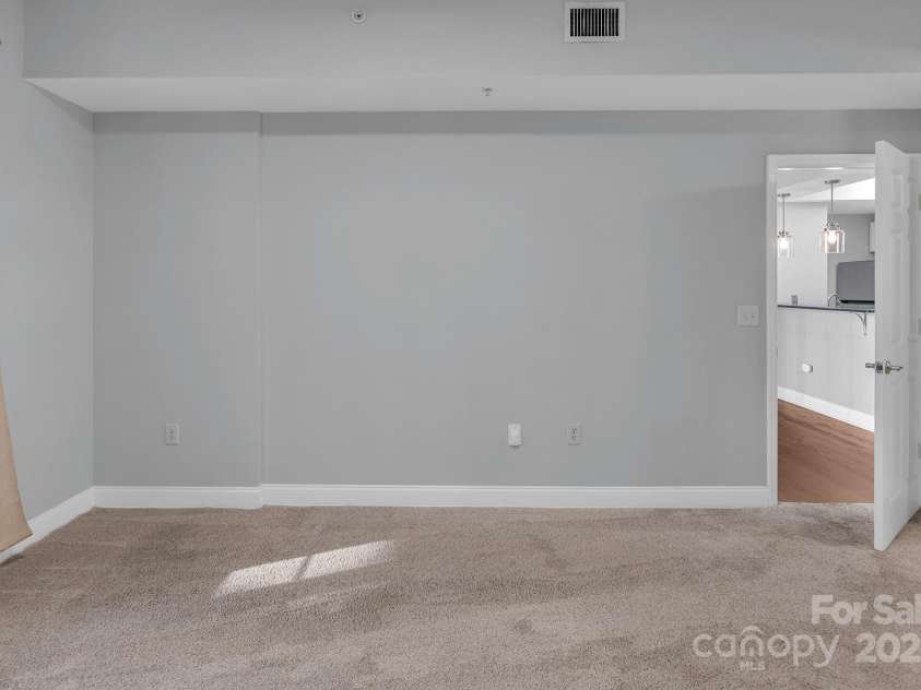 300 5th Street, Charlotte, NC 28202.  MLS# CAR4332845, YatesRealty ID 20929. 