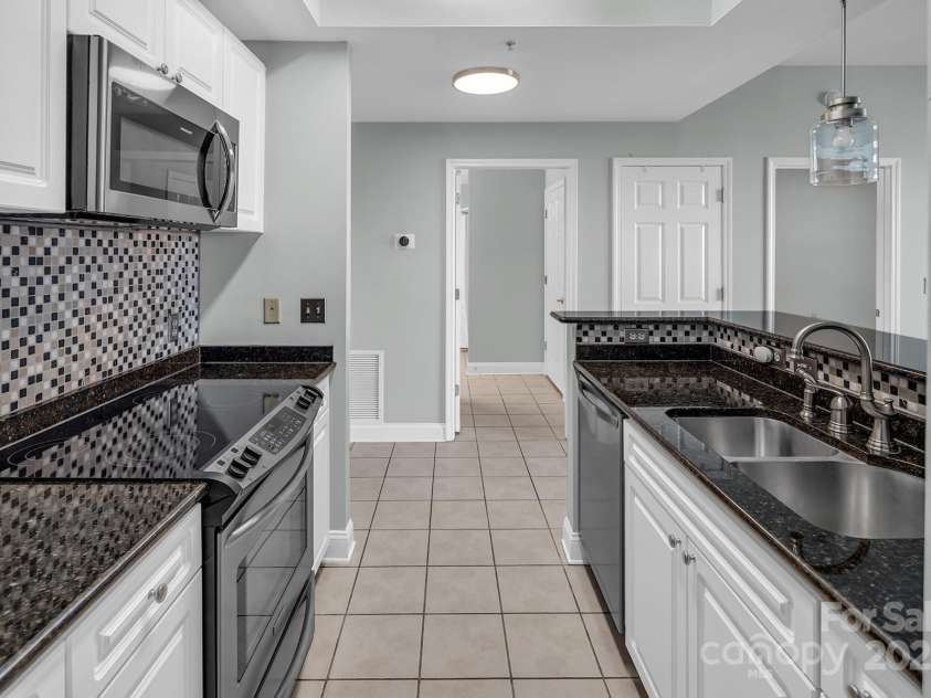 300 5th Street, Charlotte, NC 28202.  MLS# CAR4332845, YatesRealty ID 20929. 