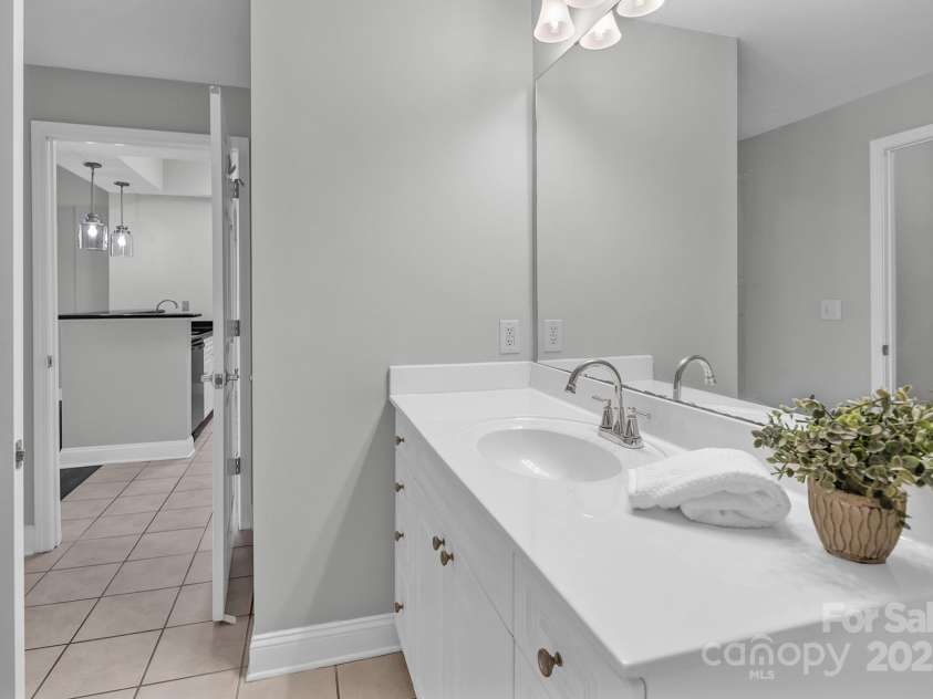 300 5th Street, Charlotte, NC 28202.  MLS# CAR4332845, YatesRealty ID 20929. 