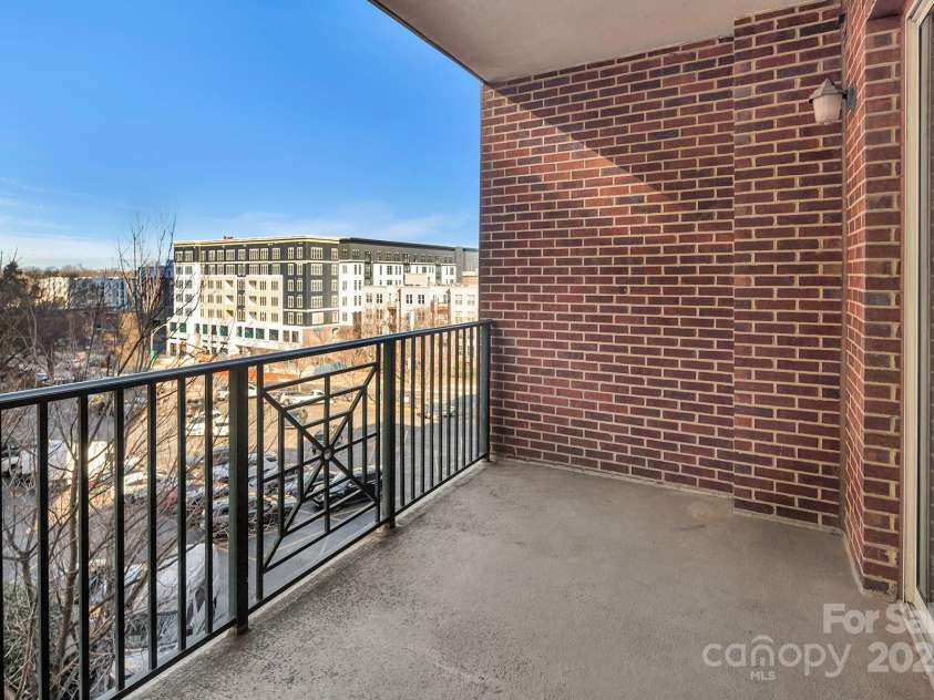 300 5th Street, Charlotte, NC 28202.  MLS# CAR4332845, YatesRealty ID 20929. Balcony 