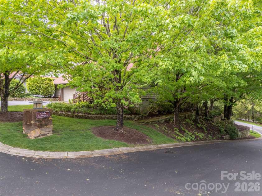 4 Lacoste Drive, Hendersonville, NC 28739.  MLS# CAR4381202, YatesRealty ID 2093. 