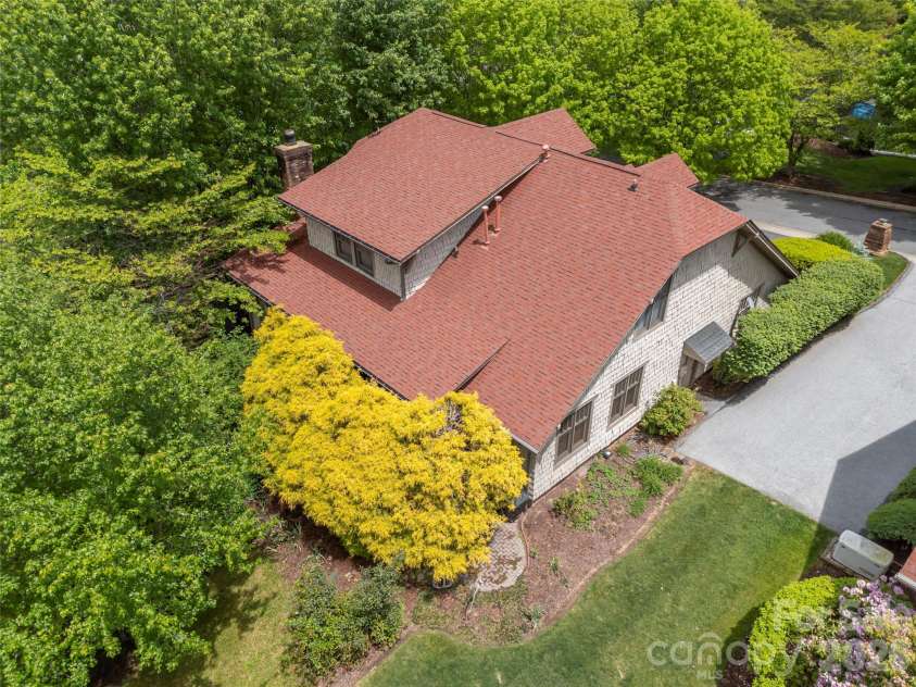 4 Lacoste Drive, Hendersonville, NC 28739.  MLS# CAR4381202, YatesRealty ID 2093. 