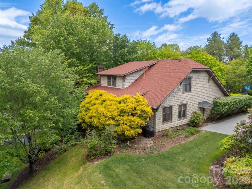 4 Lacoste Drive, Hendersonville, NC 28739.  MLS# CAR4381202, YatesRealty ID 2093. 