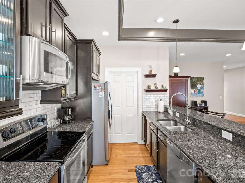 1263 Curry Way, Matthews, NC 28104.  MLS# CAR4378848, YatesRealty ID 20933. 