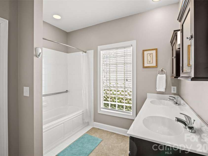 1263 Curry Way, Matthews, NC 28104.  MLS# CAR4378848, YatesRealty ID 20933. 