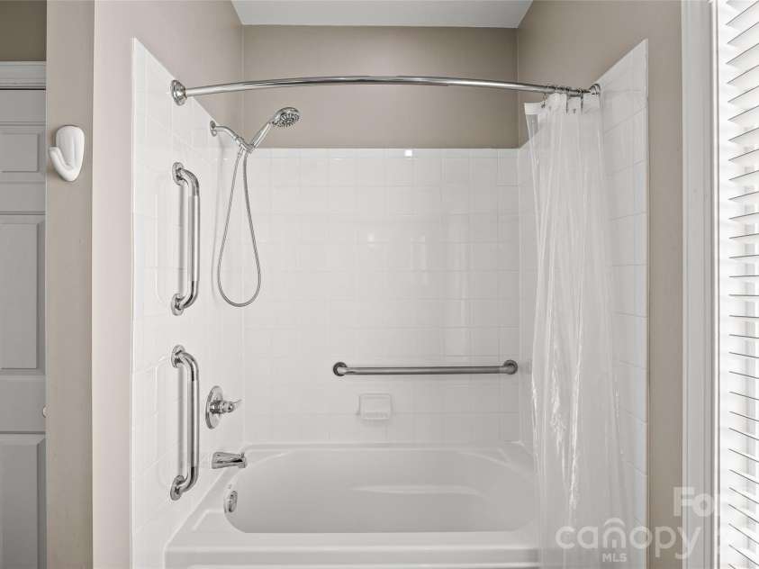 1263 Curry Way, Matthews, NC 28104.  MLS# CAR4378848, YatesRealty ID 20933. 