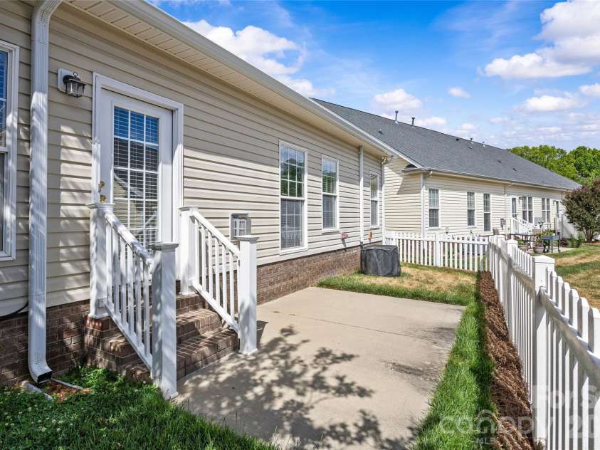 1263 Curry Way, Matthews, NC 28104.  MLS# CAR4378848, YatesRealty ID 20933. 