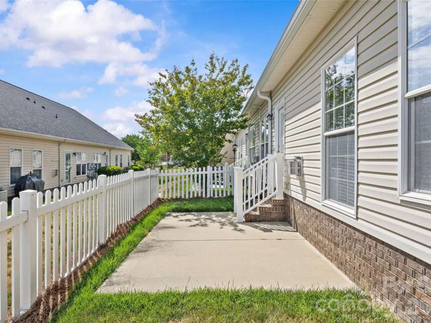 1263 Curry Way, Matthews, NC 28104.  MLS# CAR4378848, YatesRealty ID 20933. 
