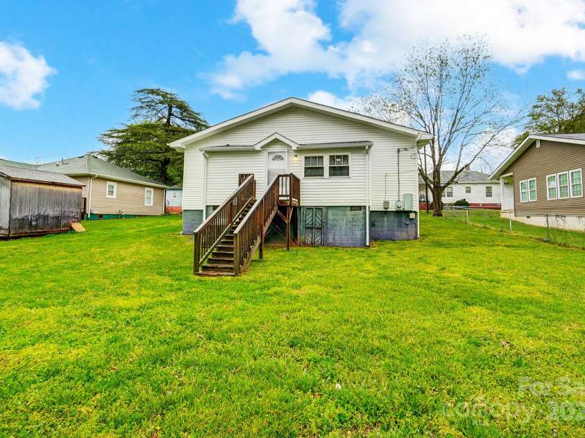 26 Park Drive, Gastonia, NC 28054.  MLS# CAR4238807, YatesRealty ID 20937. 