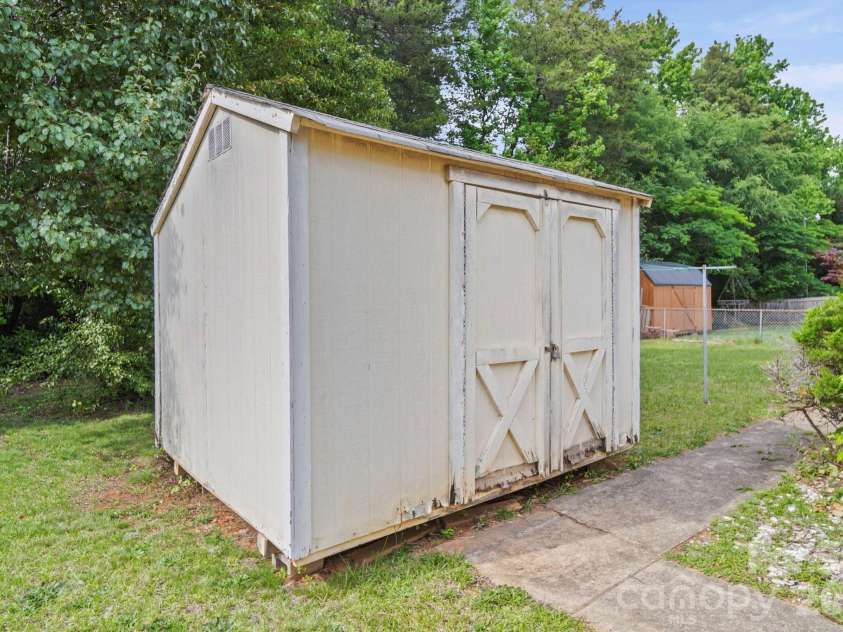 3311 Atlas Drive, Charlotte, NC 28269.  MLS# CAR4376224, YatesRealty ID 20939. 