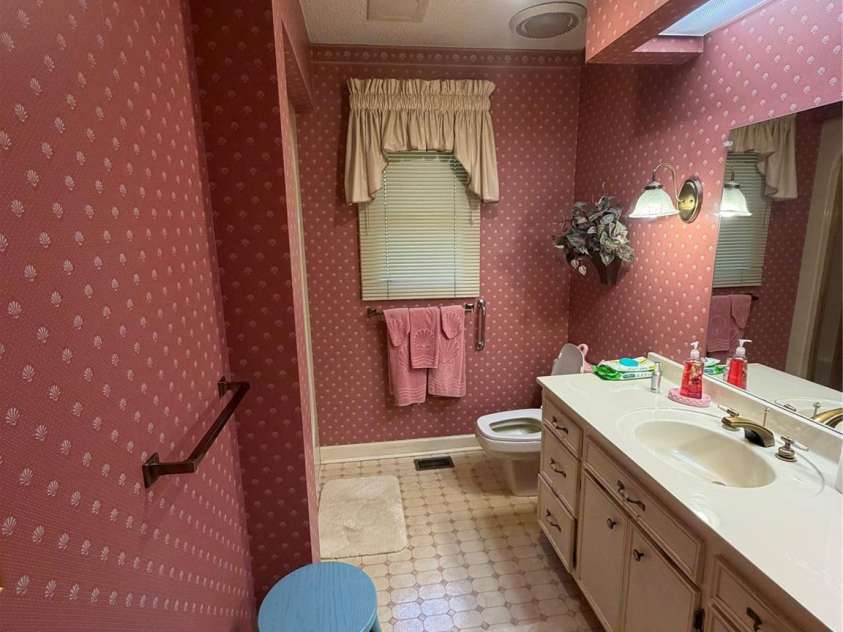605 Queens Road, Cherryville, NC 28021.  MLS# CAR4375817, YatesRealty ID 20940. Hall Bath