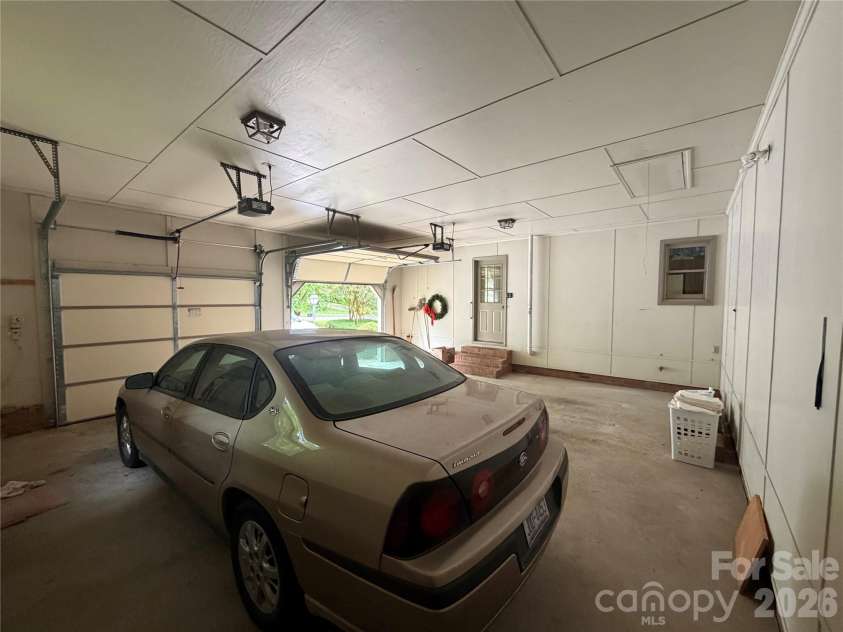 605 Queens Road, Cherryville, NC 28021.  MLS# CAR4375817, YatesRealty ID 20940. Main Level Garage