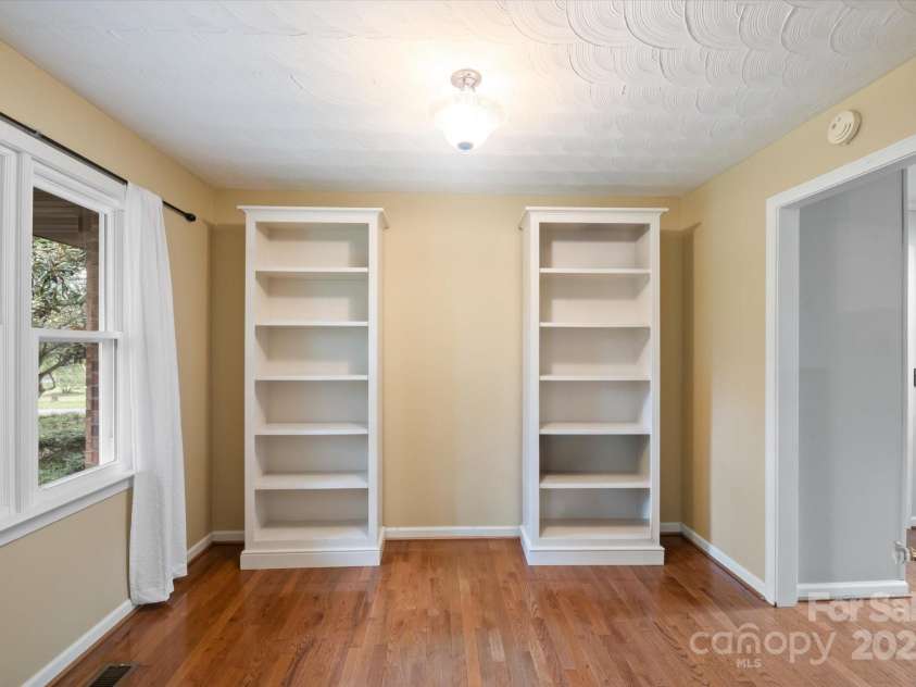 196 Broadview Circle, Brevard, NC 28712.  MLS# CAR4303235, YatesRealty ID 20941. 