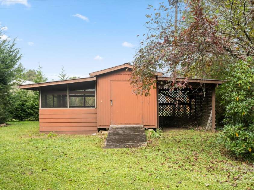 196 Broadview Circle, Brevard, NC 28712.  MLS# CAR4303235, YatesRealty ID 20941. 