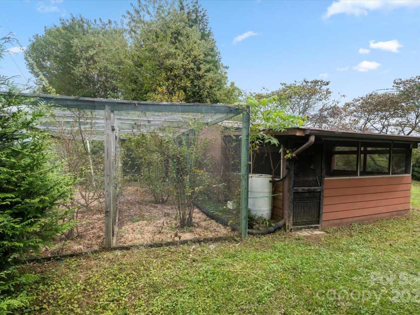 196 Broadview Circle, Brevard, NC 28712.  MLS# CAR4303235, YatesRealty ID 20941. 