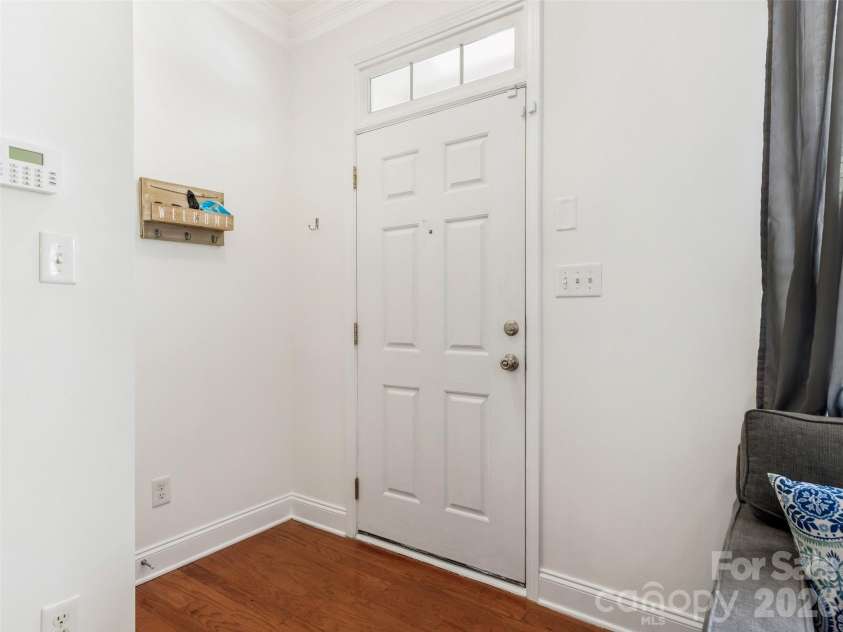 267 Hurston Circle, Charlotte, NC 28208.  MLS# CAR4373969, YatesRealty ID 20941. 