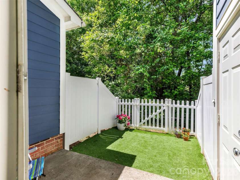 267 Hurston Circle, Charlotte, NC 28208.  MLS# CAR4373969, YatesRealty ID 20941. 