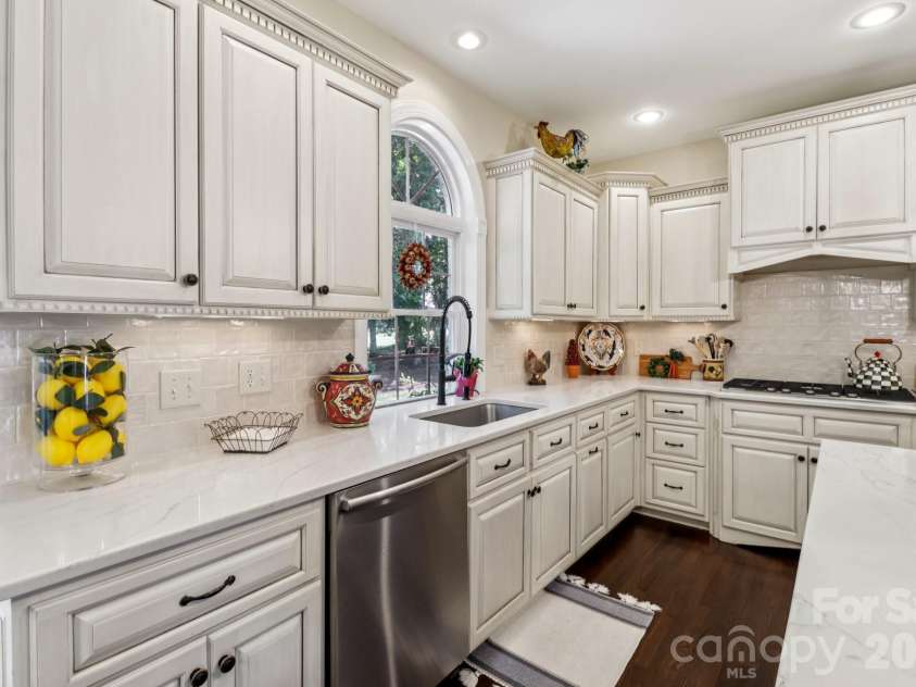 122 Ringneck Trail, Mooresville, NC 28117.  MLS# CAR4372433, YatesRealty ID 20942. Gourmet kitchen