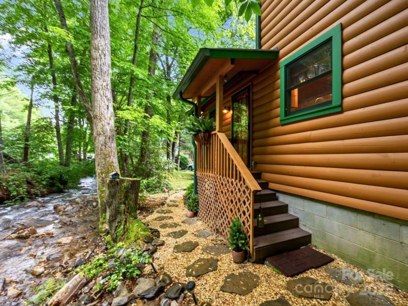 58 Cabin Fever Trail, Maggie Valley, NC 28751.  MLS# CAR4263812, YatesRealty ID 20942. 