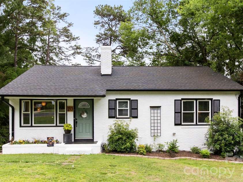 213 Hillcrest Drive, Huntersville, NC 28078.  MLS# CAR4378846, YatesRealty ID 20943. 