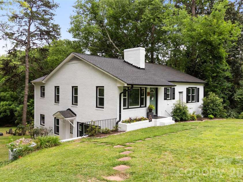 213 Hillcrest Drive, Huntersville, NC 28078.  MLS# CAR4378846, YatesRealty ID 20943. 