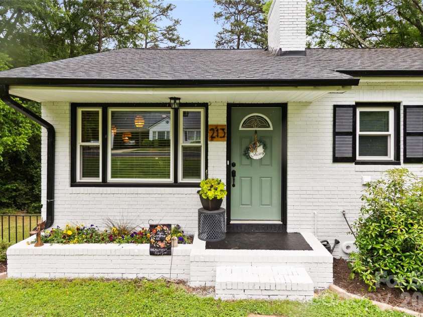 213 Hillcrest Drive, Huntersville, NC 28078.  MLS# CAR4378846, YatesRealty ID 20943. 