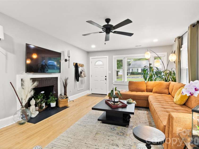 213 Hillcrest Drive, Huntersville, NC 28078.  MLS# CAR4378846, YatesRealty ID 20943. 