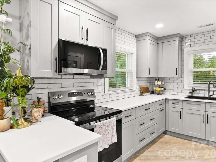 213 Hillcrest Drive, Huntersville, NC 28078.  MLS# CAR4378846, YatesRealty ID 20943. 
