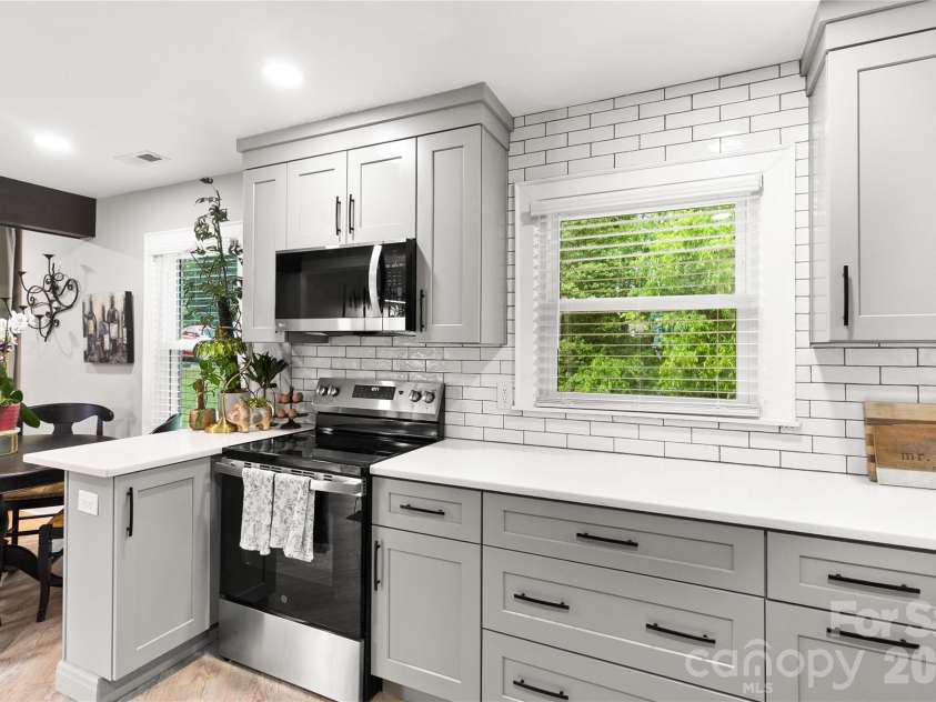 213 Hillcrest Drive, Huntersville, NC 28078.  MLS# CAR4378846, YatesRealty ID 20943. 