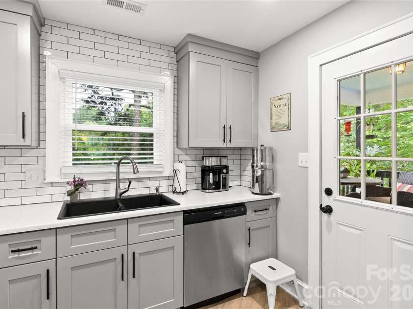 213 Hillcrest Drive, Huntersville, NC 28078.  MLS# CAR4378846, YatesRealty ID 20943. 