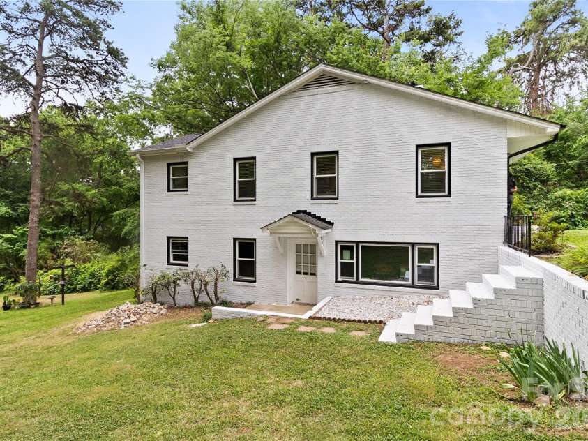 213 Hillcrest Drive, Huntersville, NC 28078.  MLS# CAR4378846, YatesRealty ID 20943. 