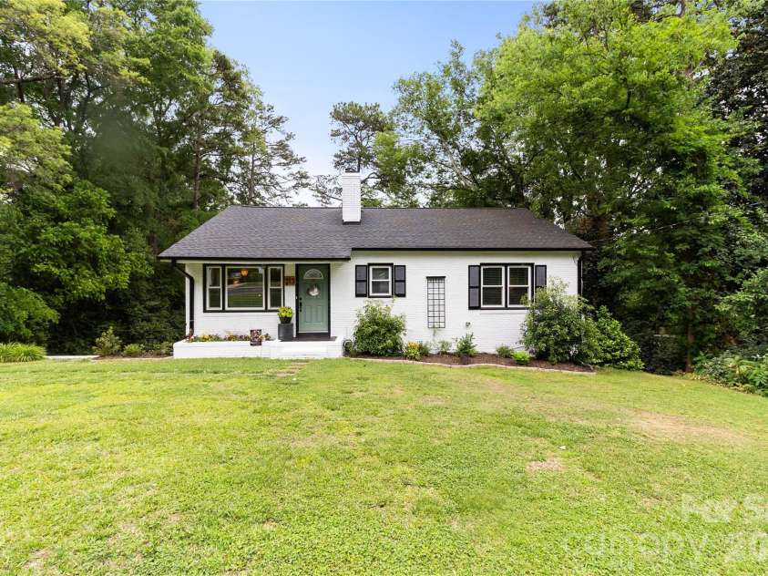 213 Hillcrest Drive, Huntersville, NC 28078.  MLS# CAR4378846, YatesRealty ID 20943. 