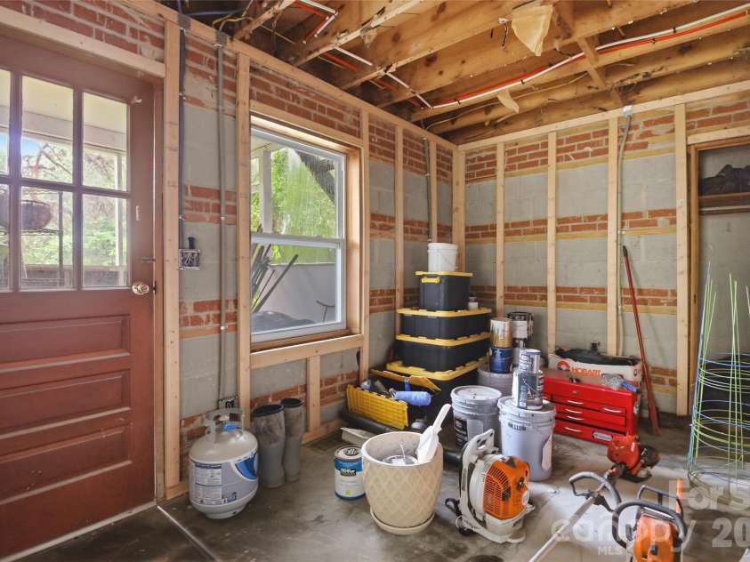 213 Hillcrest Drive, Huntersville, NC 28078.  MLS# CAR4378846, YatesRealty ID 20943. 