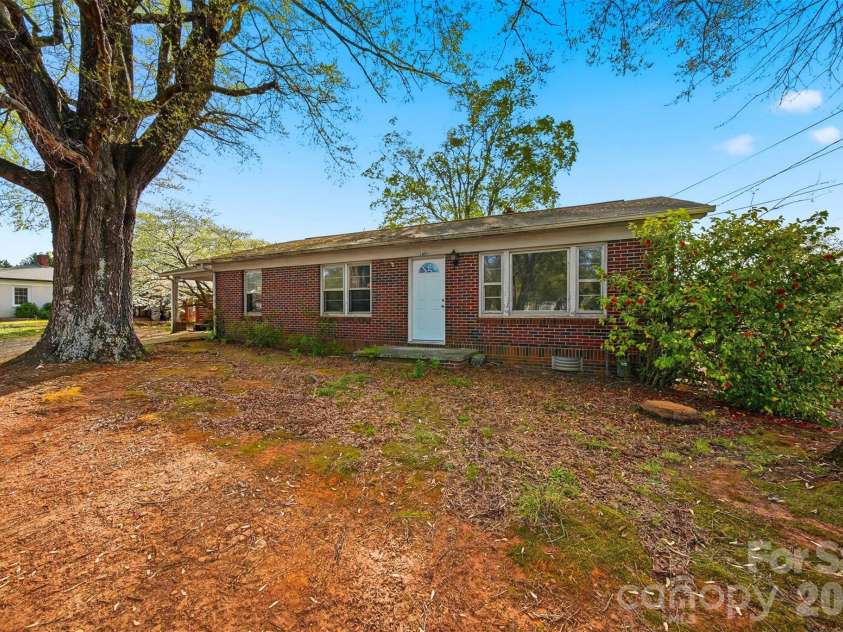 2610 20th Street Lane, Hickory, NC 28601.  MLS# CAR4365623, YatesRealty ID 20944. 
