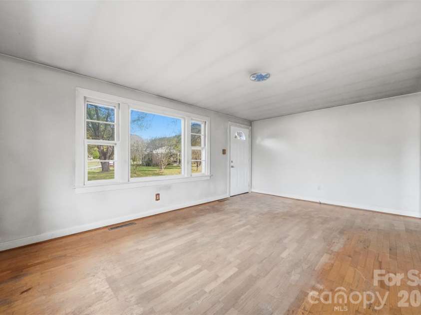 2610 20th Street Lane, Hickory, NC 28601.  MLS# CAR4365623, YatesRealty ID 20944. 