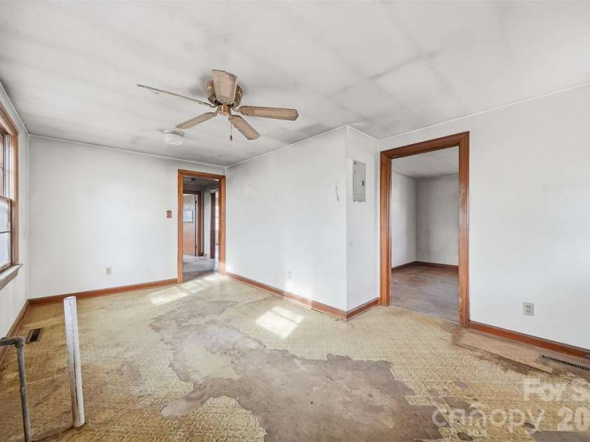 2610 20th Street Lane, Hickory, NC 28601.  MLS# CAR4365623, YatesRealty ID 20944. 